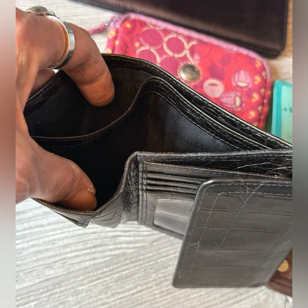 6 vintage leather wallets, all styles, good condition